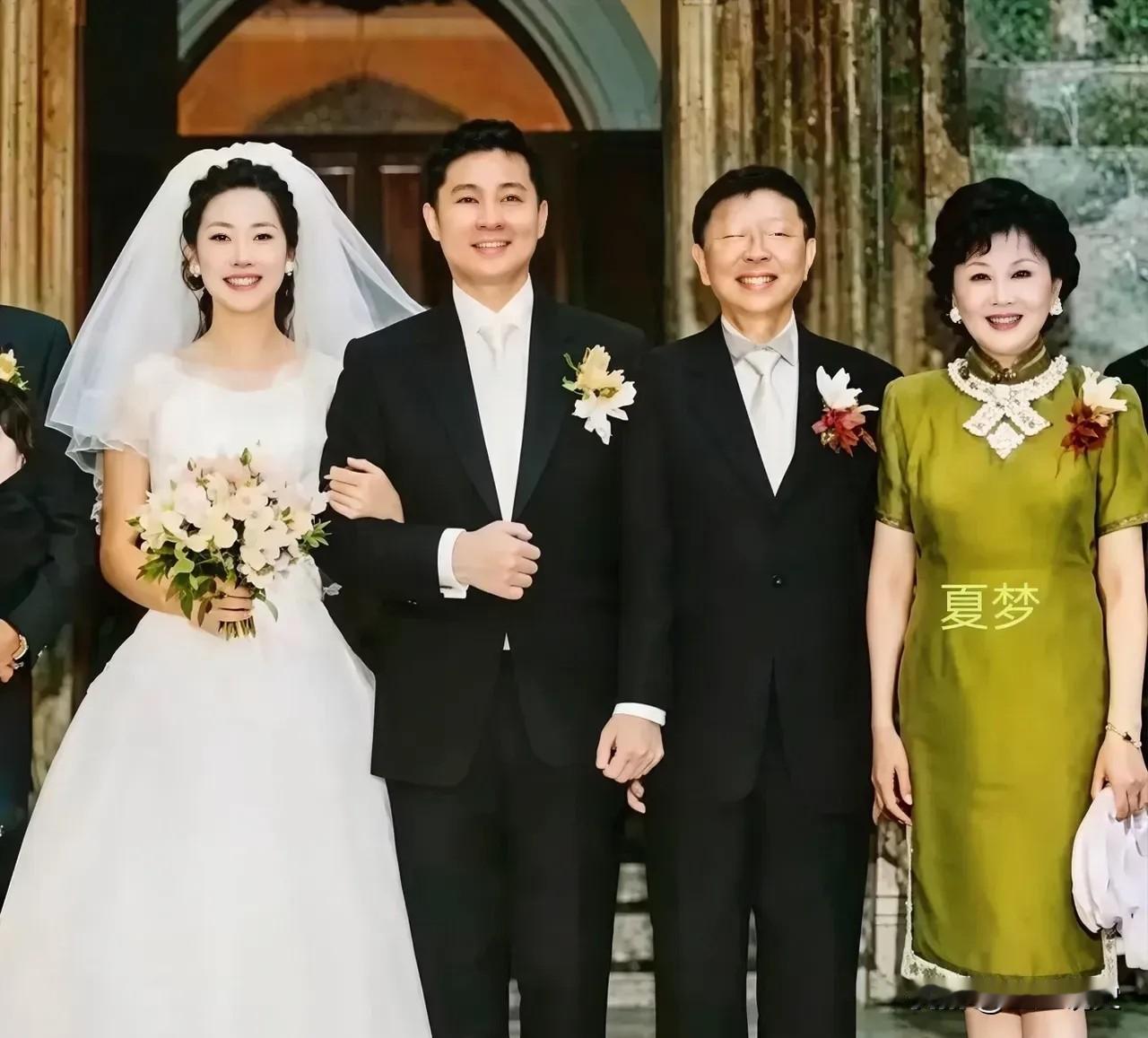90年代，夏梦出席女儿婚礼的留影，花甲之年的她，穿着素雅，静静站在那里，岁月只给
