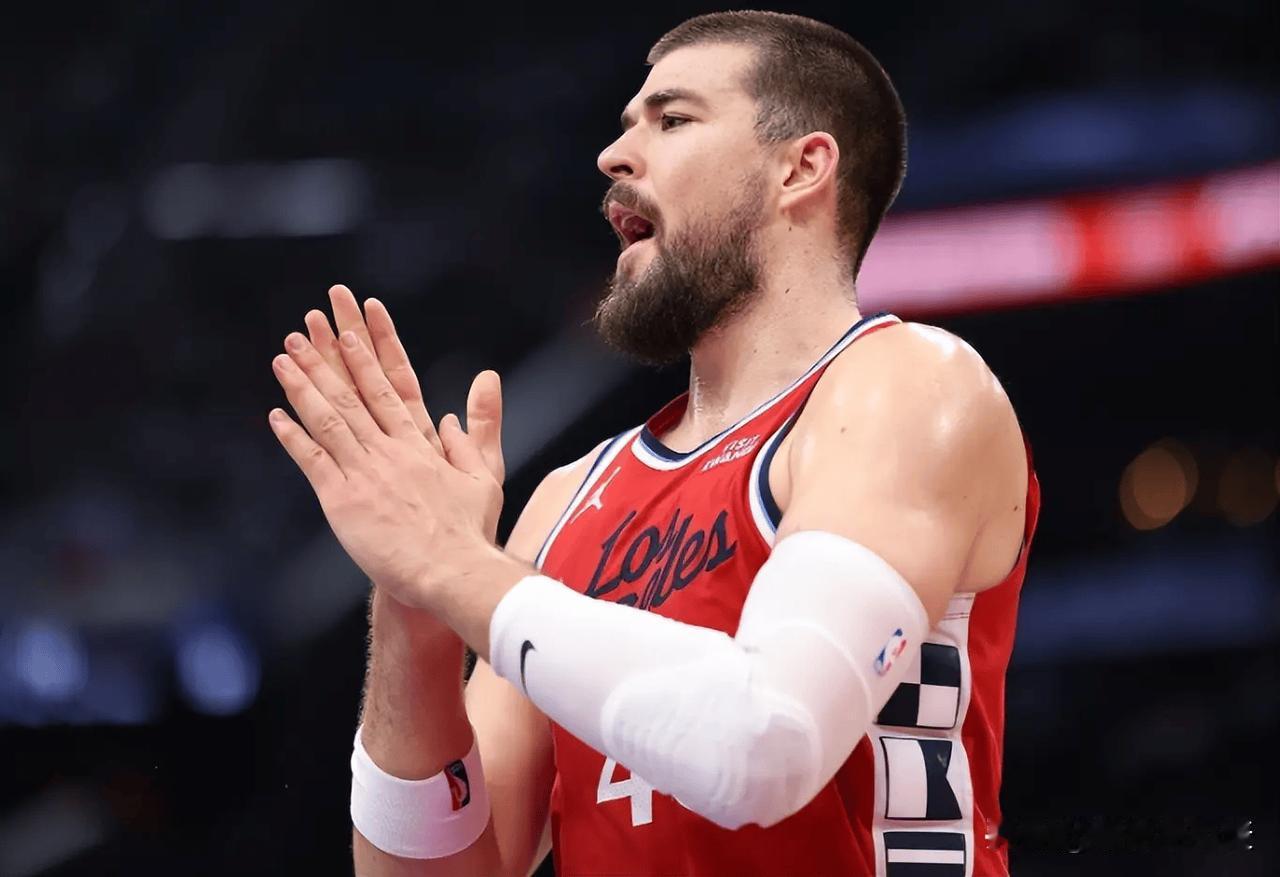 真的不太理解，祖巴茨都打成这样了，快船球迷还是什么群体球迷不夸几句也就算了，还要