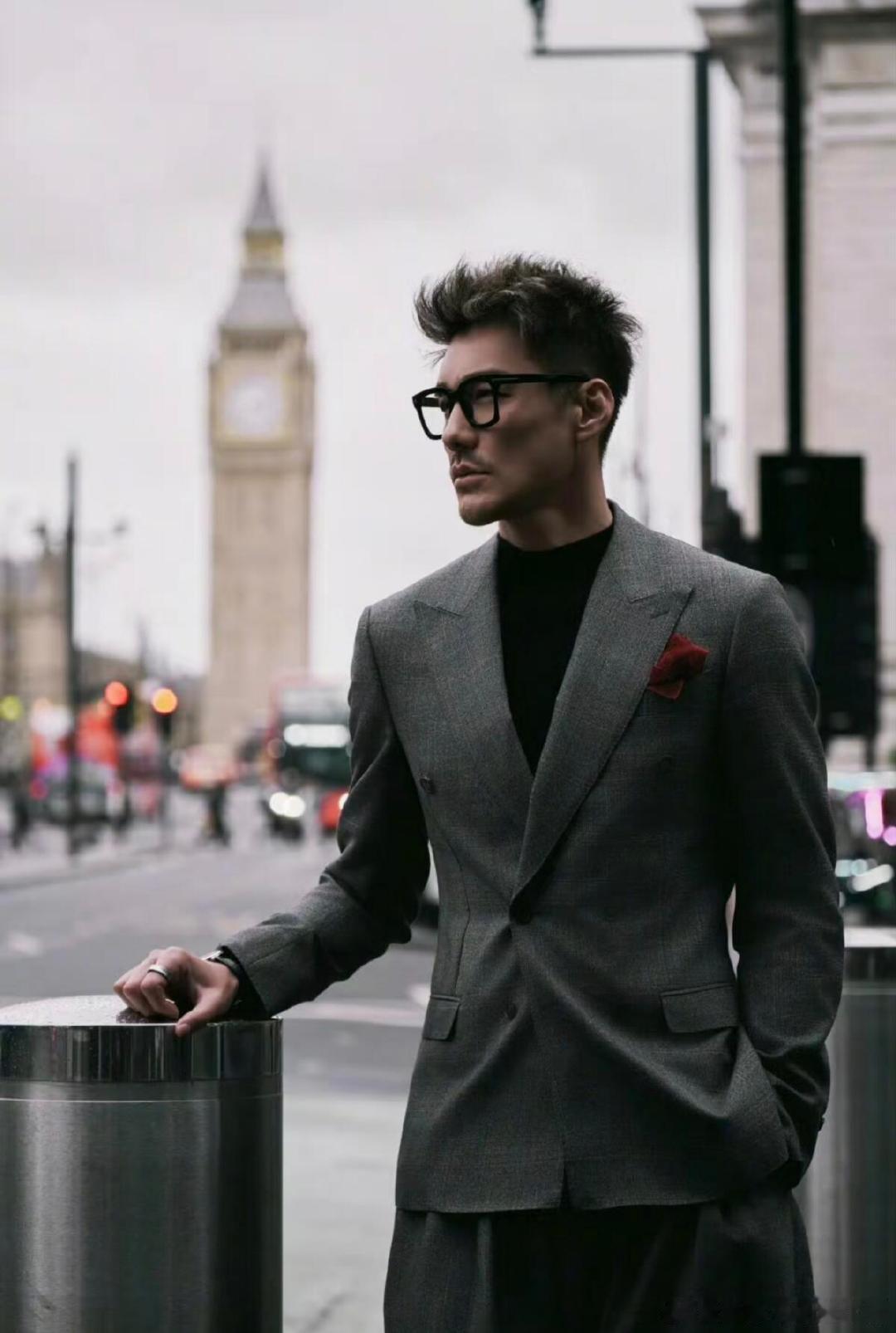 胡兵的秀场办到好六街绅士风度与超模气场双在线，胡兵这开场太惊艳 