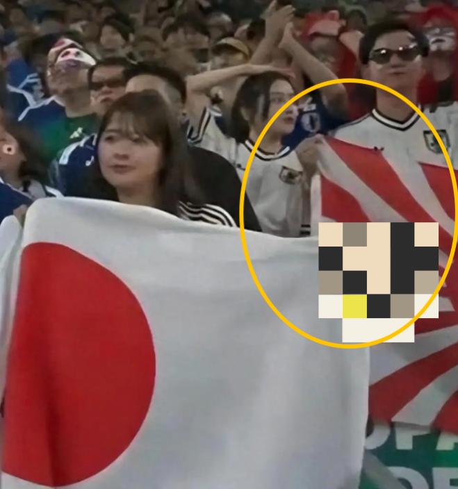 世界杯赛场又出事了。日本球迷在看台上公然亮出旭日旗，韩国人当场炸了，扬言要告到国