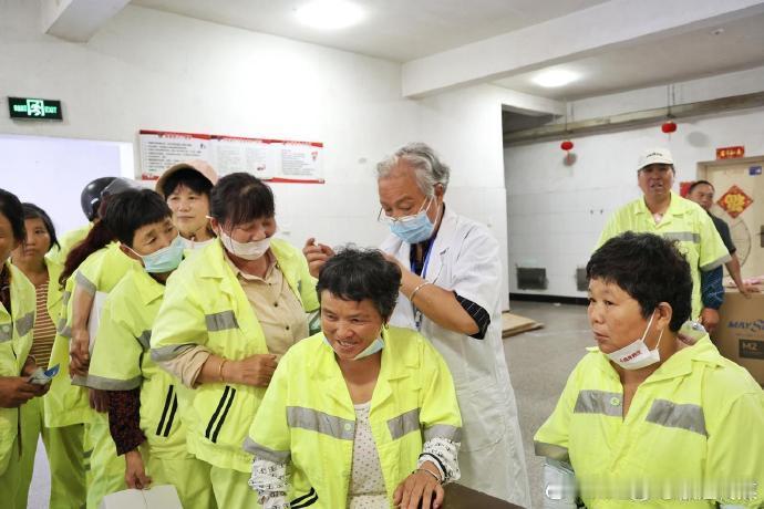 台州送清凉送义诊暖心关爱城市美容师夏日酷暑时节，志愿者送上防暑物资，同步开展免费