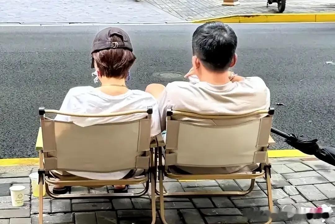 马伊琍疑似新恋情曝光 9月。马伊琍被拍到与神秘男士在上海街头松弛喝咖啡，两人穿同