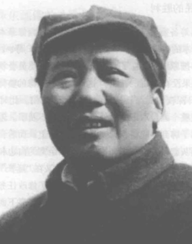 1950年新中国成立一年，毛主席新画像悬挂于天安门城楼正中门洞的大方，北京市民为