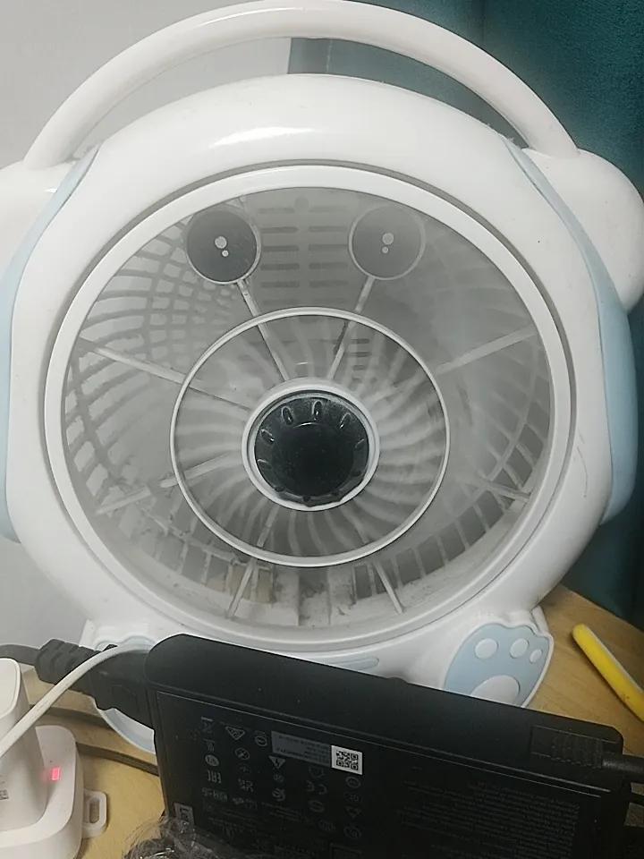 这天气真热呀，还要给电脑开风扇~