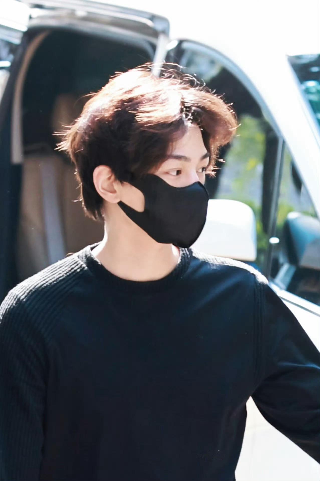 丁禹兮顺毛欧巴 丁禹兮《司宫令》今天上班全黑搭配顺毛，太好了是男大阳光下好明媚啊