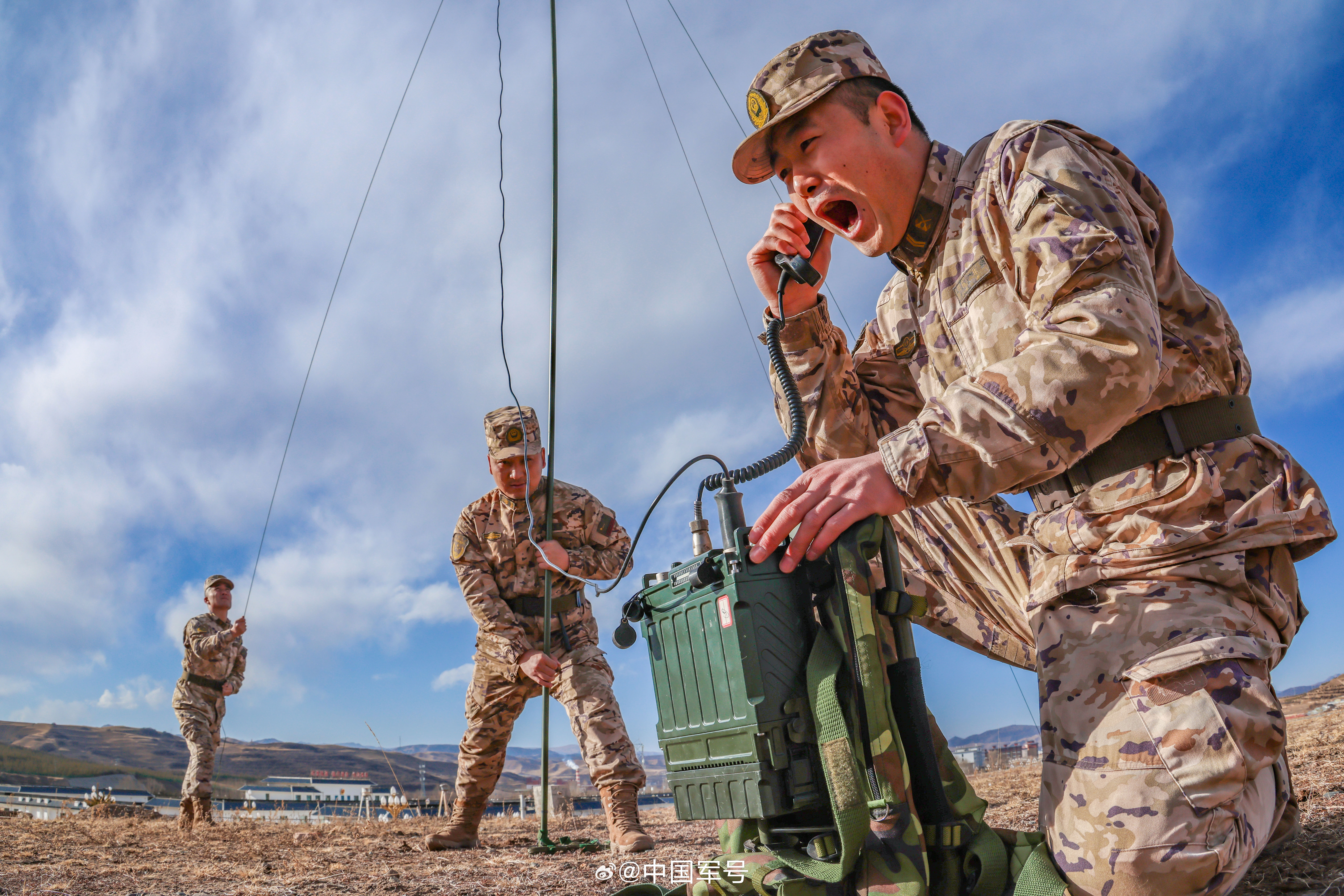 【为战保通！他们是战场 “信息生命线”】近日，武警甘肃总队甘南支队信息通信要素迅