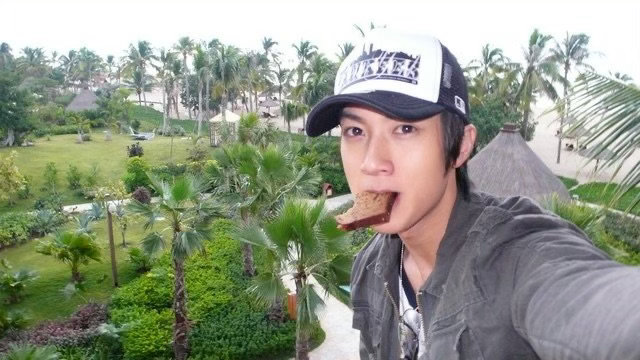 男孩子吃东西不知道摆什么姿势可以看看吴尊 