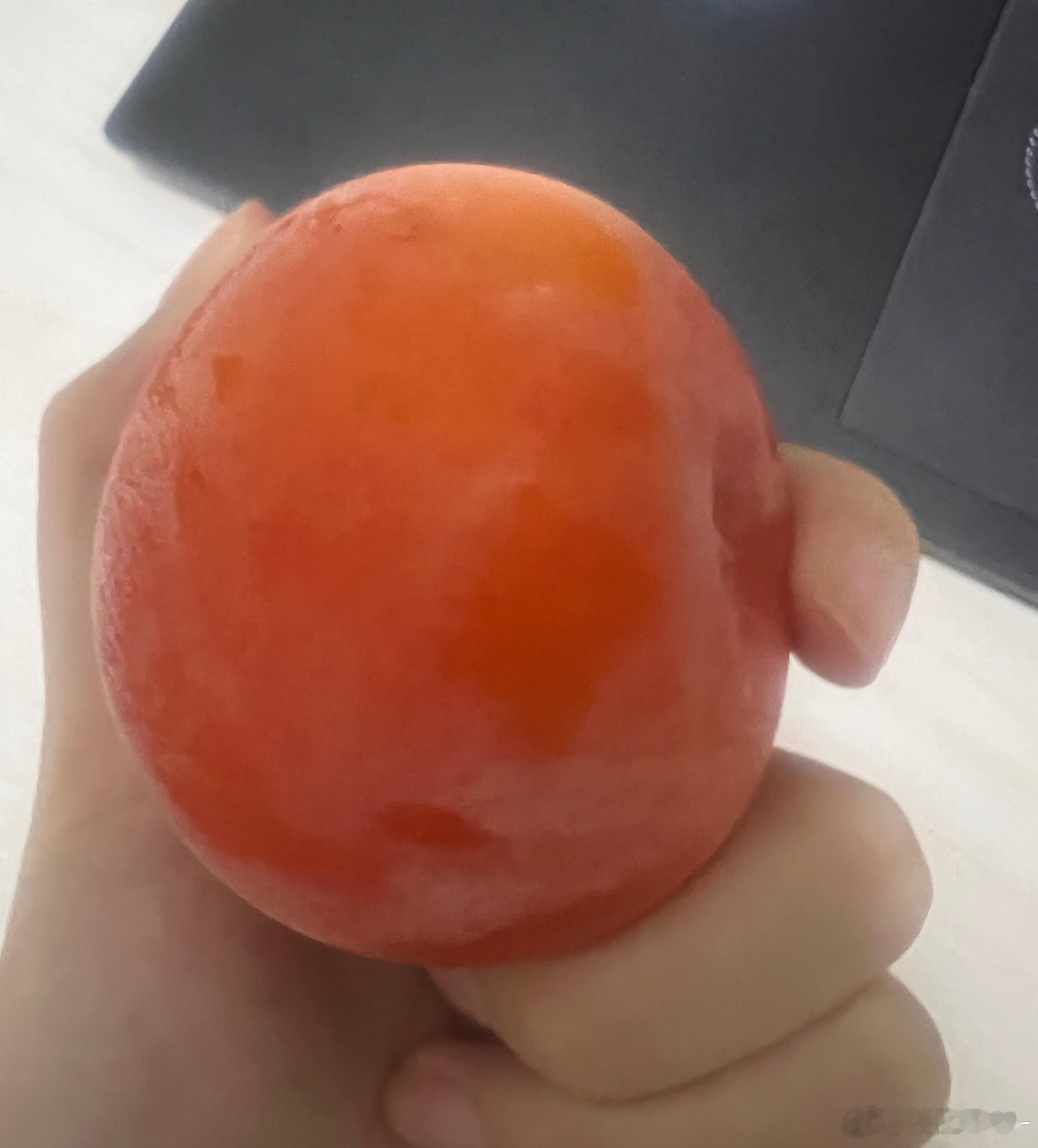 手被烫到了，拿个冻柿子凉凉刚刚好，手不疼了之后柿子也能吃了