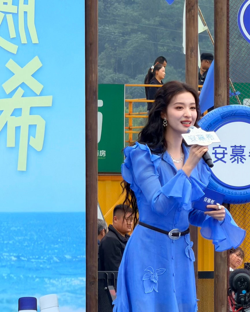 王楚然川西氧气美人王楚然川西女神降临 王楚然川西线下生图真的美到失语！湖蓝色长裙