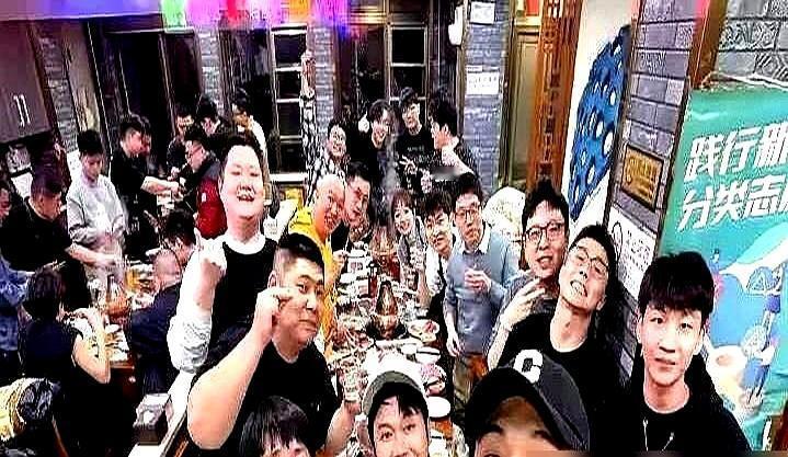 为护秦霄贤，他当众把观众轰出门，如今一个天上一个地下。
 
那句“您听不了就出去