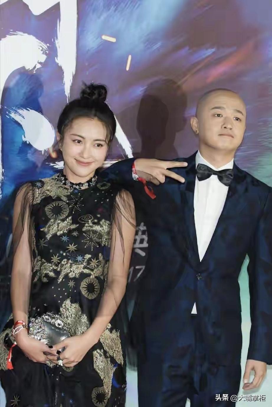 原来包贝尔和红衣女子还在公开场合同框过，身边人应该都知道两人的关系。
据爆料人刘