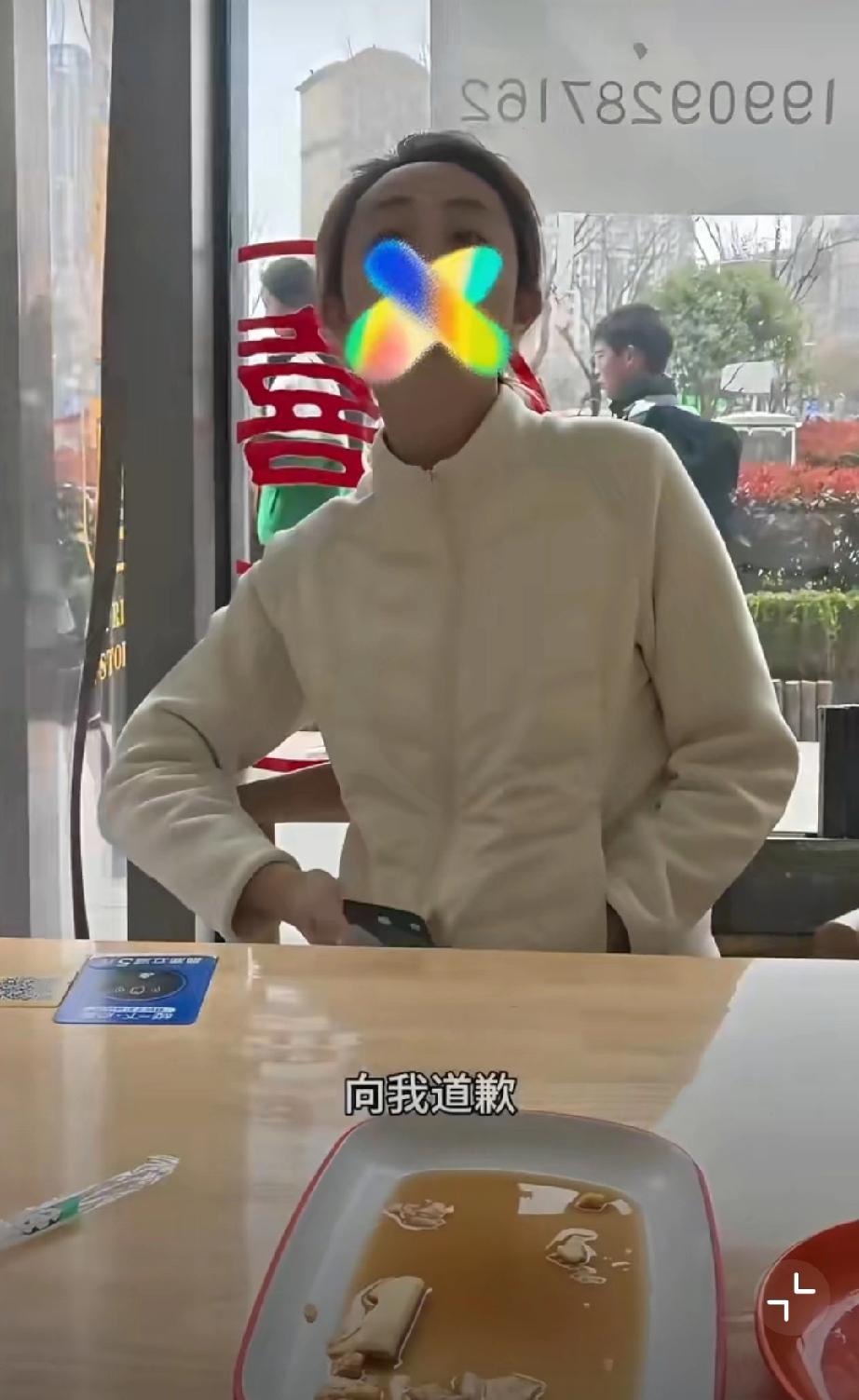 3月21日，陕西西安，餐馆内一名女子携狗入内，狗随即开始吠叫！
一名正在用餐的男