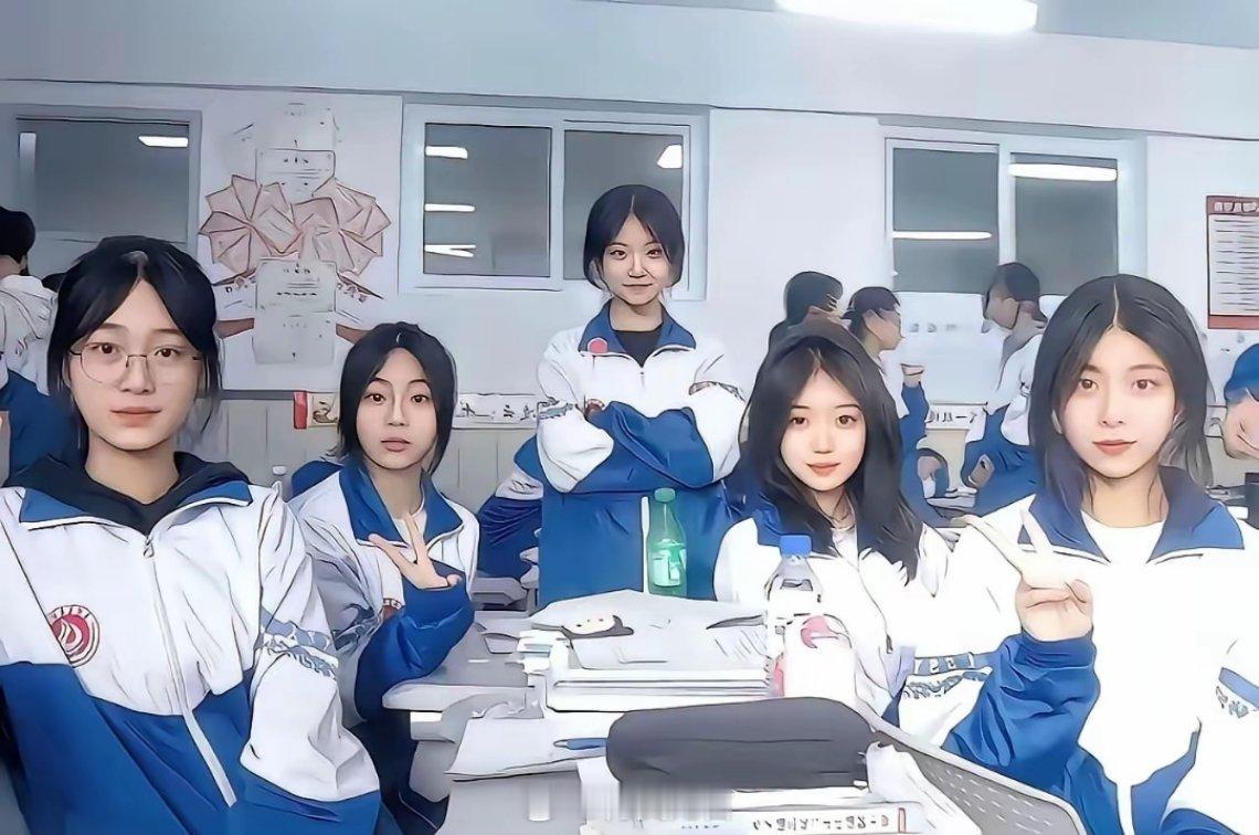 学生读书时期好青涩啊！现在每个人都成为大美女了，眼镜妹也不近视了。 