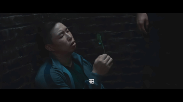 不再依赖哥哥算弟弟长大吗这种“一本正经做蠢事”的错位感，真的太有紫金陈那个味儿了