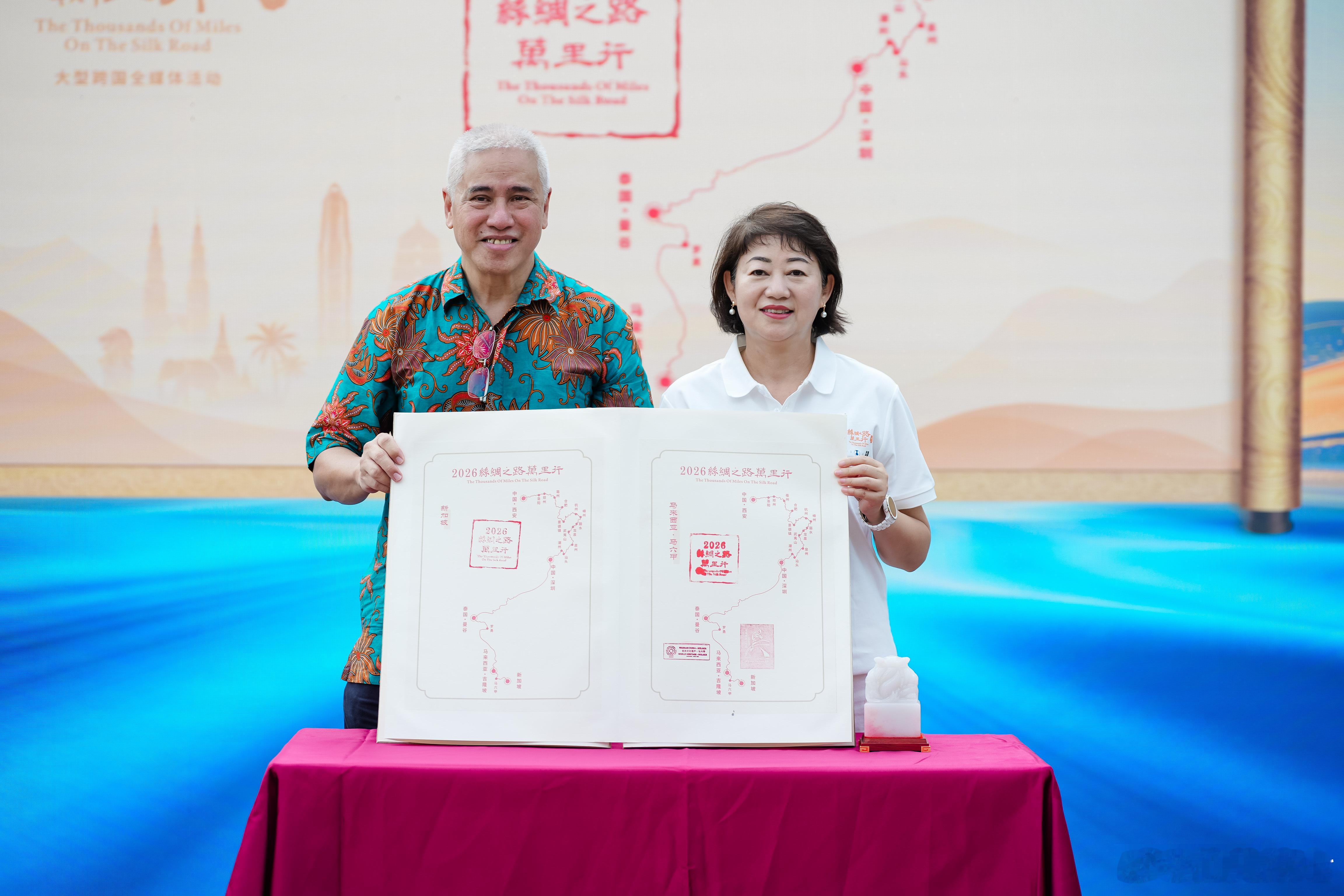 谁能想到续航焦虑能被真正解决？古代驼队走的丝绸之路，现在居然被电车跑通？比亚迪做