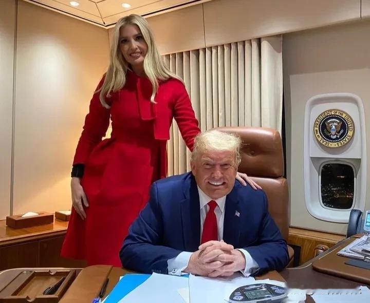 若特朗普胜选，伊万卡有望回归。
美媒称，如果特朗普赢得大选43岁的伊万卡将携全家