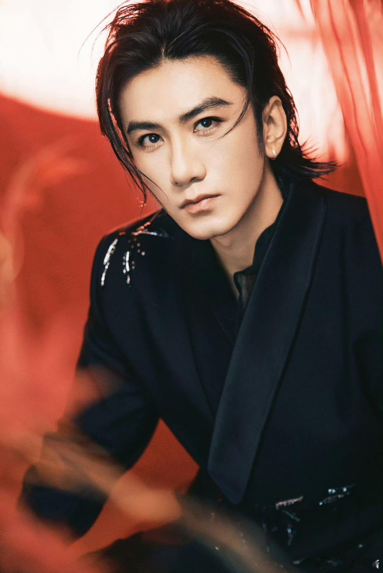 第一个让肖顺尧戴抹额的人是天才 一抹额间风情，两种人生境界！肖顺尧的抹额，不仅是