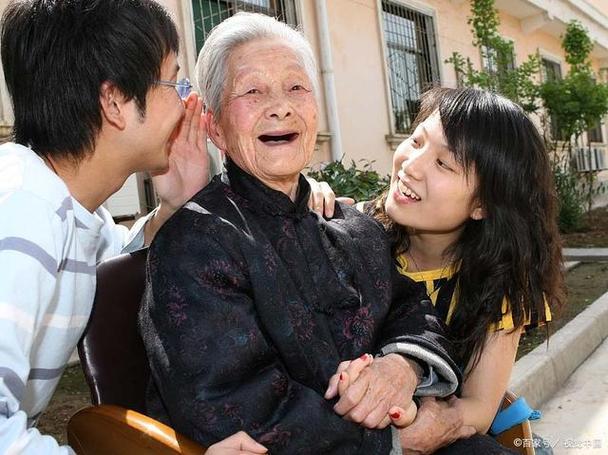 友友一席话掷地有声，让许许多多老年人产生共鸣。
的确人到老时尽量不要和儿女住在一