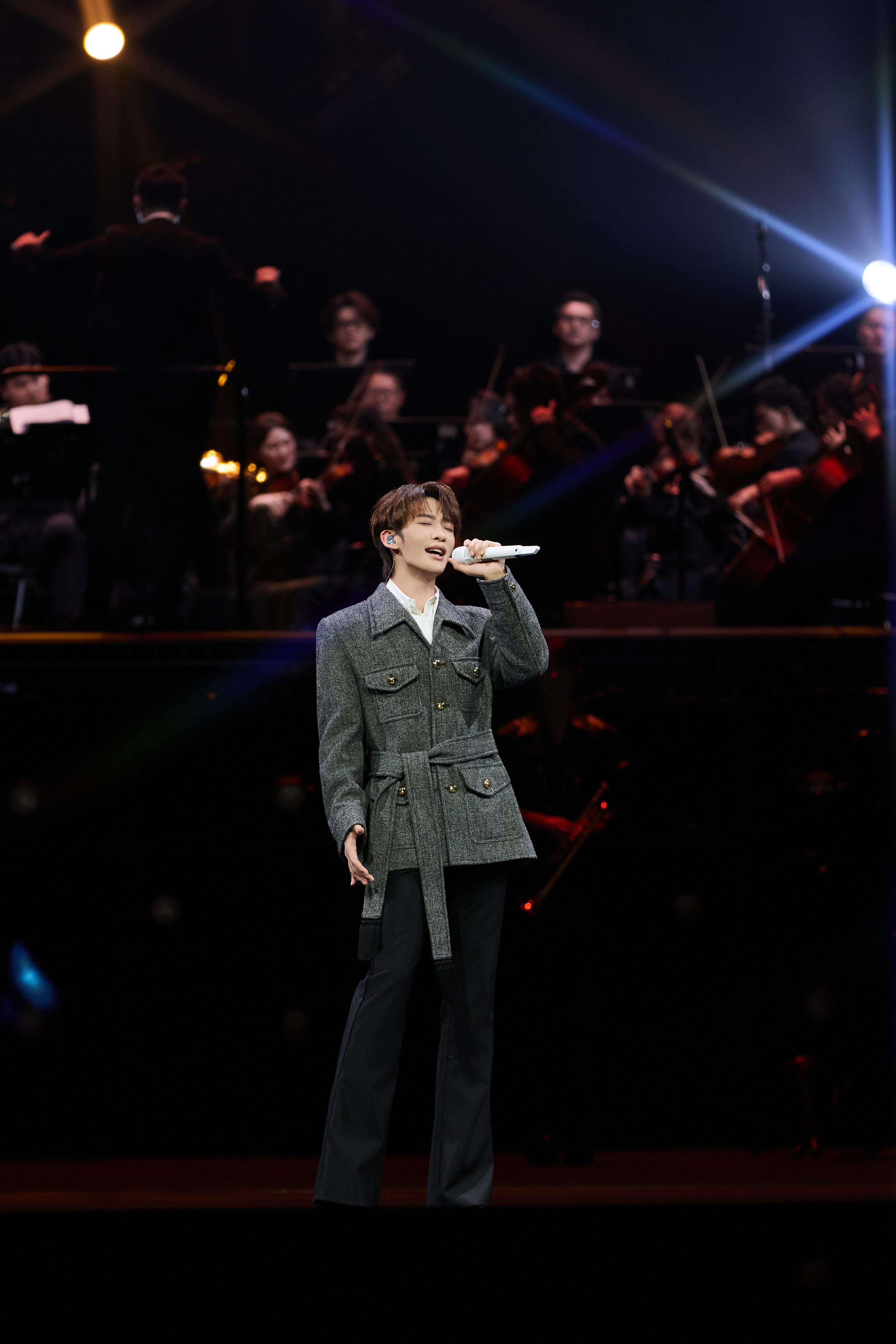 创新形式拉满期待！，用音乐剧式舞台演绎《篇章》，歌手王赫野与携手深圳星辉合唱团以