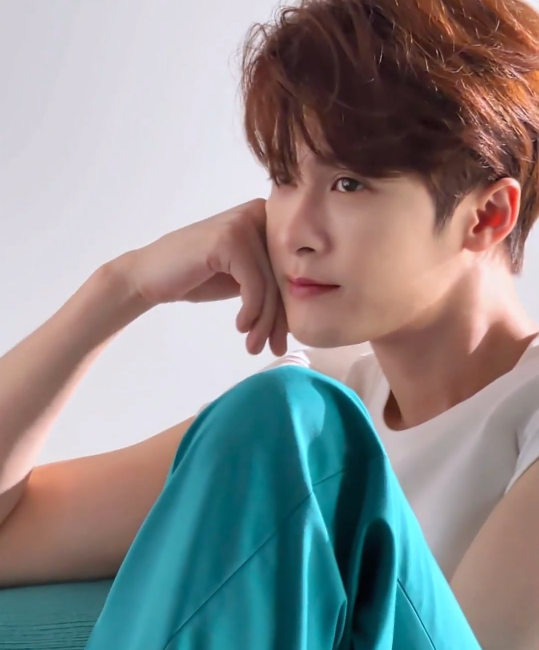 檀健次蓝色西装造型，内娱舒肤佳名不虚传好清爽 