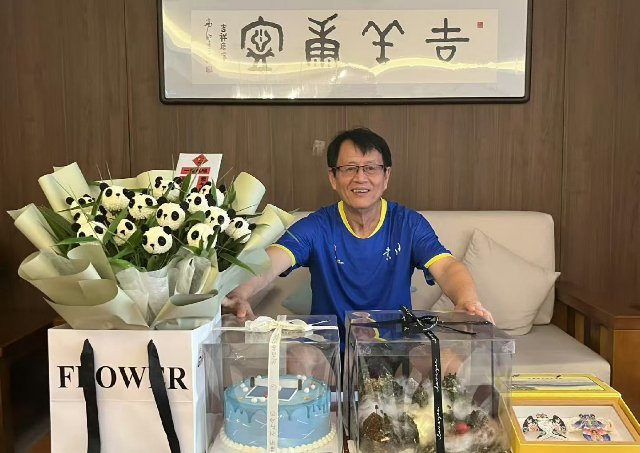 樊振东粉丝给吴敬平庆生 吴老，生日快乐！感谢吴老对樊振东的陪伴照顾和爱护！祝吴老