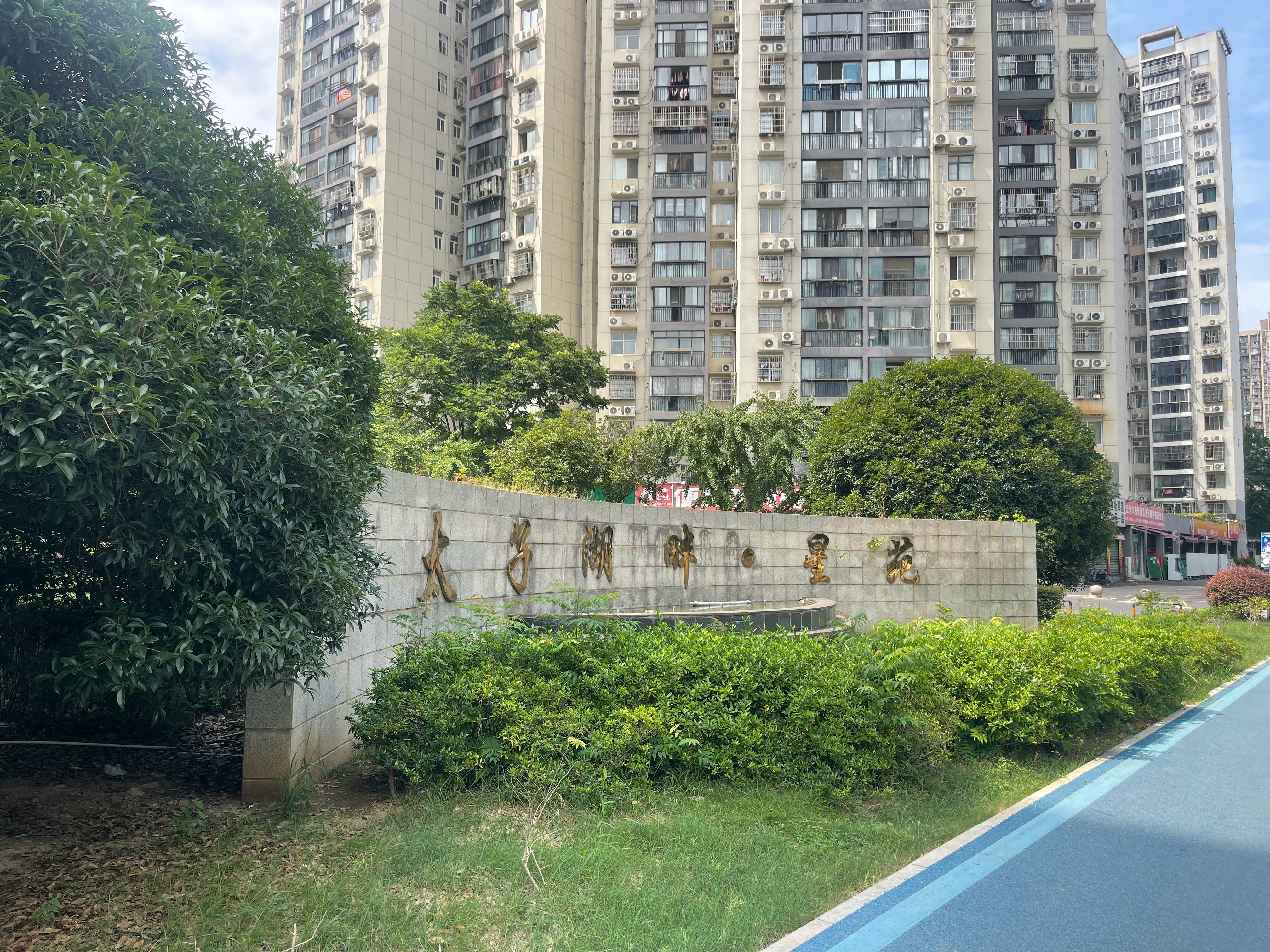 回到太子湖畔吃碗刀削面，见见老朋友。在这住了六年，也和拉面老板认识了六年（今天他