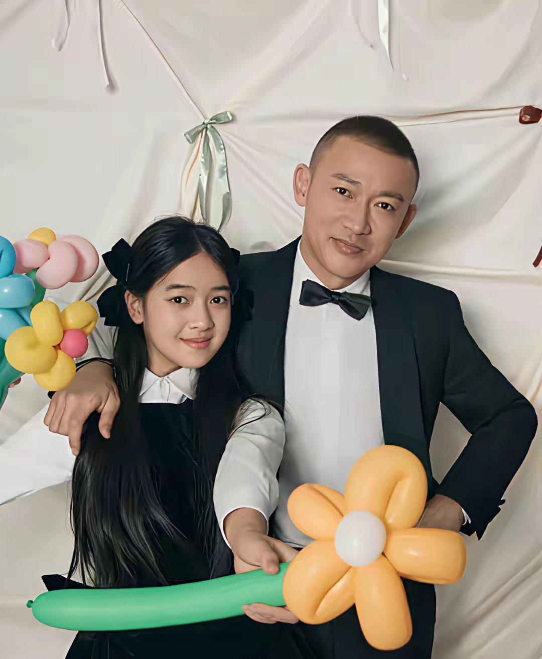 聂远：天天，你这大眼睛一瞪，妹妹都要被你比下去了，快把睫毛膏借给妹妹用用。

聂