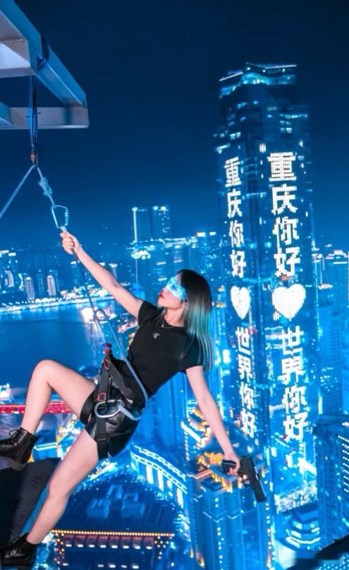 发现三浦爱华选手眼下在重庆。显然是她的四川男友带着玩。前几周三浦还在玩花魁变装。