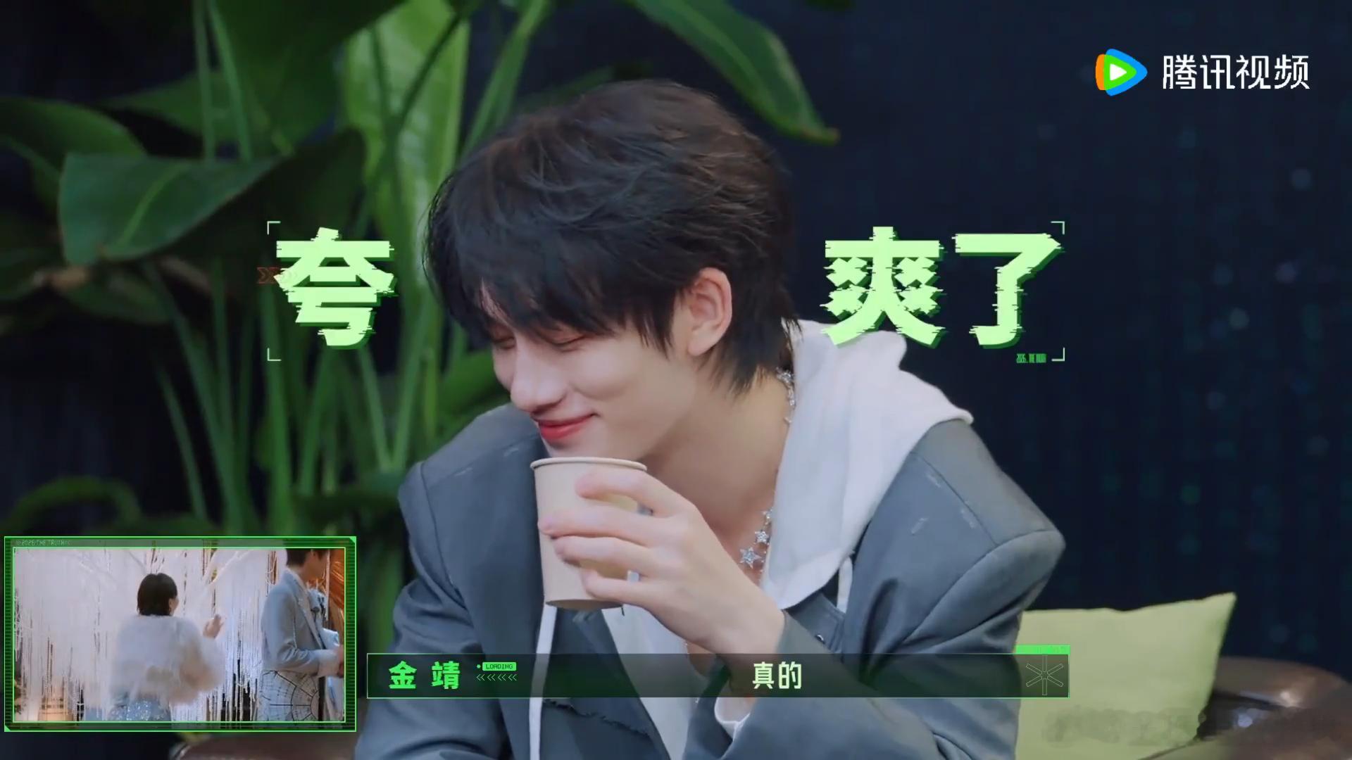 丁程鑫嘴上说不吃眼睛一直盯着 张凌赫拿蛋糕诱惑，小丁说着不吃，眼睛却像被黏住似的