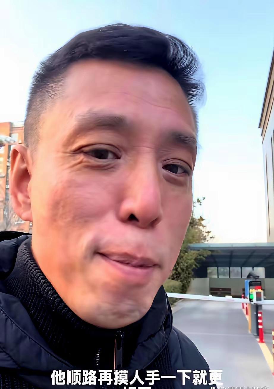 演戏十年，贾旭明最深的遗憾，是没摸到女演员的手。
春晚舞台上，矿泉水瓶装着“53