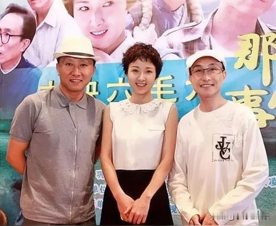 左边的是演员房子斌，中间的是他媳妇杨雨婷吗？一头短卷发，气质真的好。[比心][比