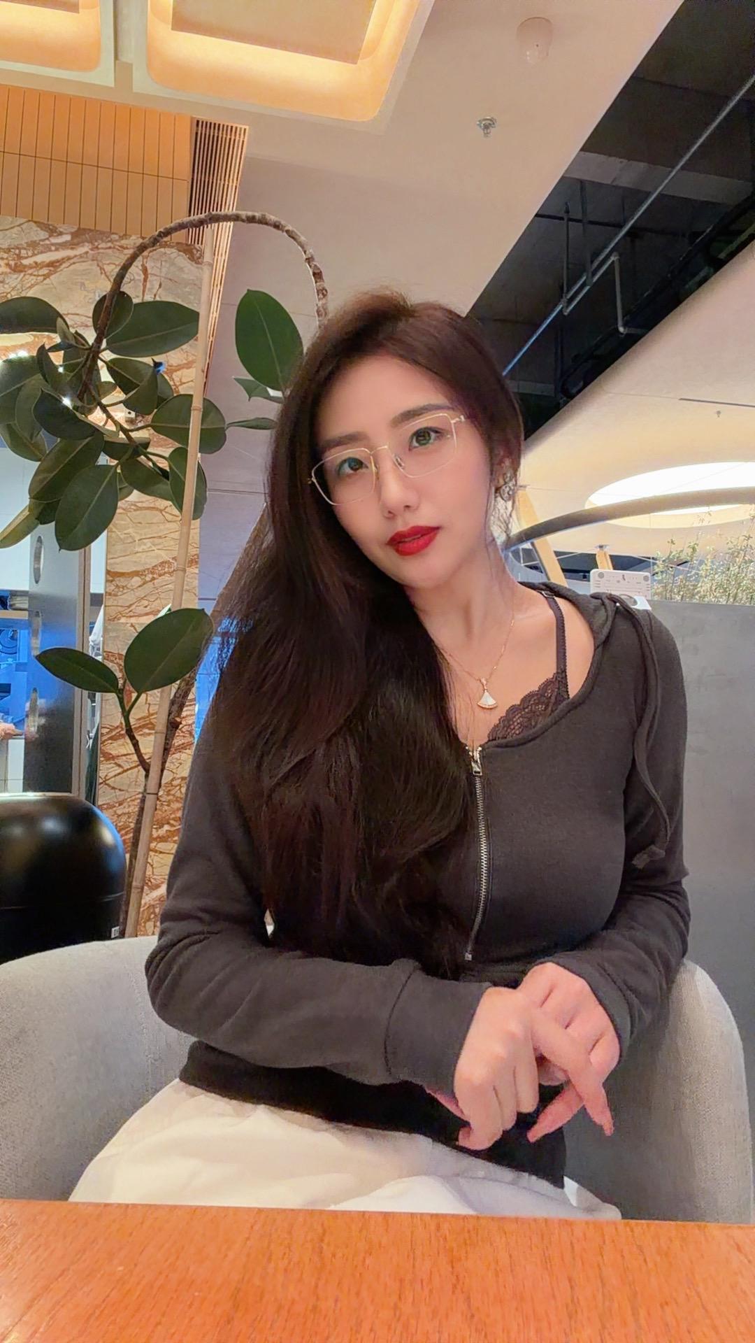 这首歌是刘德华的谢谢你的爱刘德华 谢谢你的爱 
有些音乐一响，DNA都被唤醒了。
