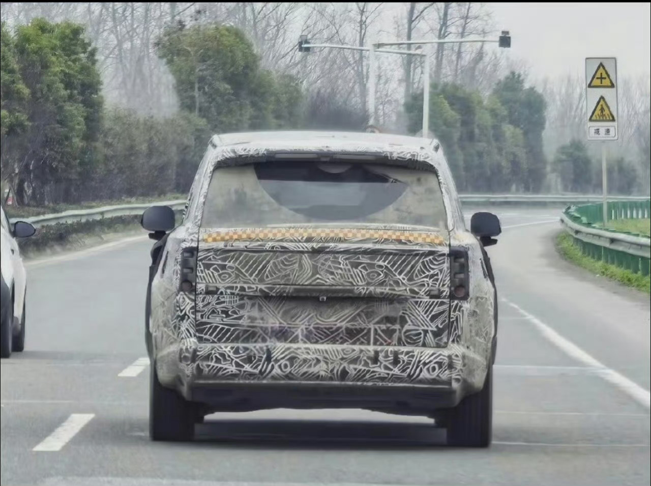 小米YU9第一次看到路测车，真的挺帅呀，这大尺寸的SUV，真的是又一大爆款，极氪