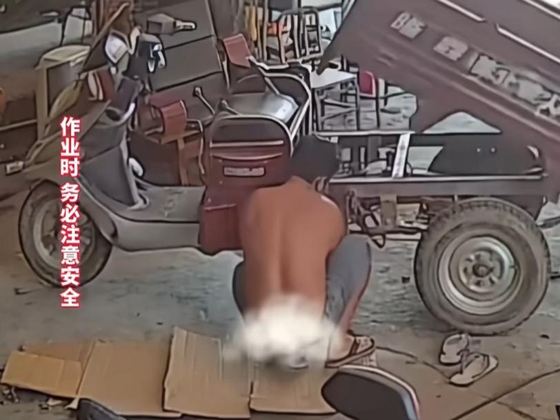 近日，云南德宏一名修车师傅在检修三轮车时，遭遇了从业十多年来的首次“生死瞬间”—