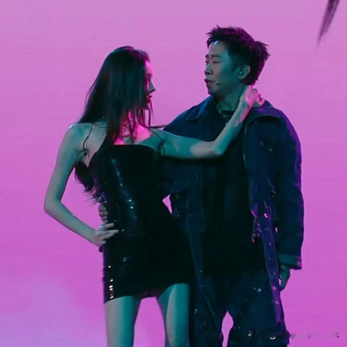 #杨迪娜扎跳troublemaker#
要是帅哥美女合作跳舞也就罢了，娜扎和杨迪