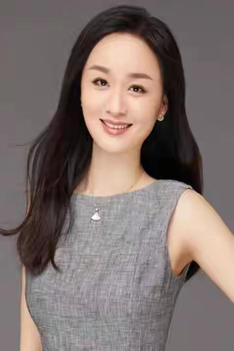 这位美女你们吗？
她比董卿漂亮，她比李梓萌更加耐看型
她的皮肤细腻光滑有光泽，就