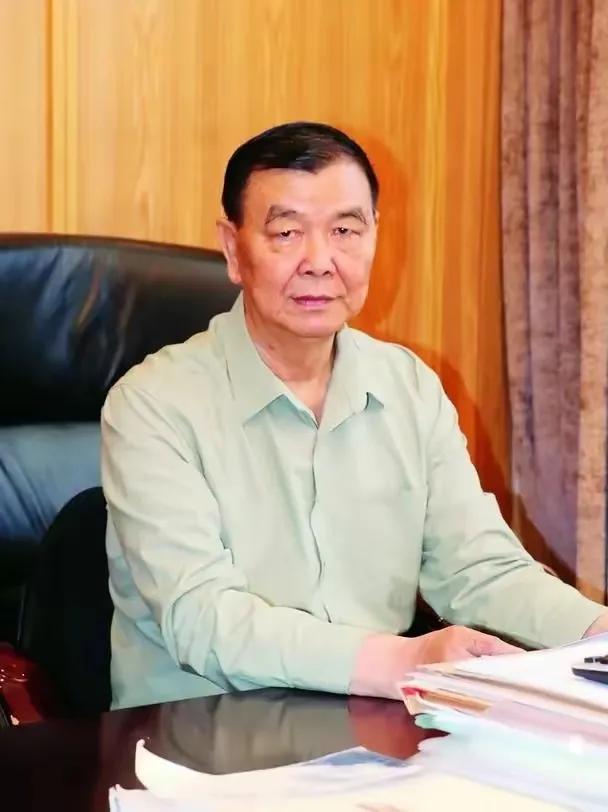 缅北一代枭雄，小勐拉的创建者林明贤于前日过世。关于他的身世，参加缅共前有两个版本