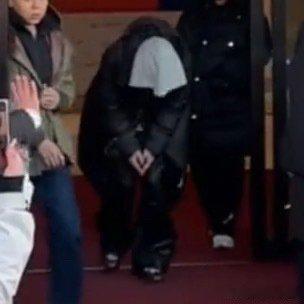 王鹤棣90度鞠躬致谢粉丝热情王鹤棣到哈尔滨录综艺啦！接机粉丝多却不拥挤，提前庆生