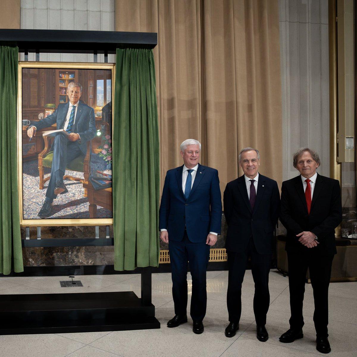 加拿大总理马克.卡尼：今天，我们在渥太华揭幕了总理斯蒂芬·哈珀的官方肖像。

哈