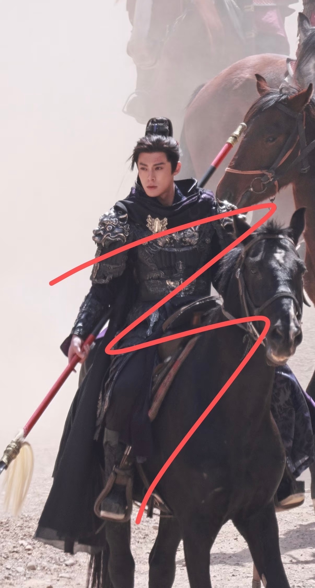 王鹤棣在《将门独后》里谢景行的将军造型。 