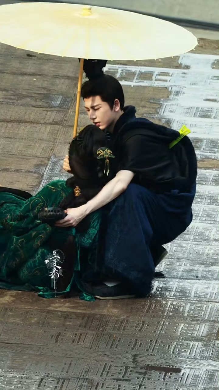 张凌赫手臂青筋好明显，感受张凌赫手臂，很有力量感！ ​​​