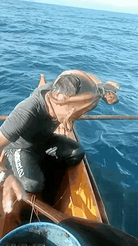 章鱼哥的八爪抓握力到底有多强？这个小哥终于领略到了！
要知道章鱼哥一共8条腕足，