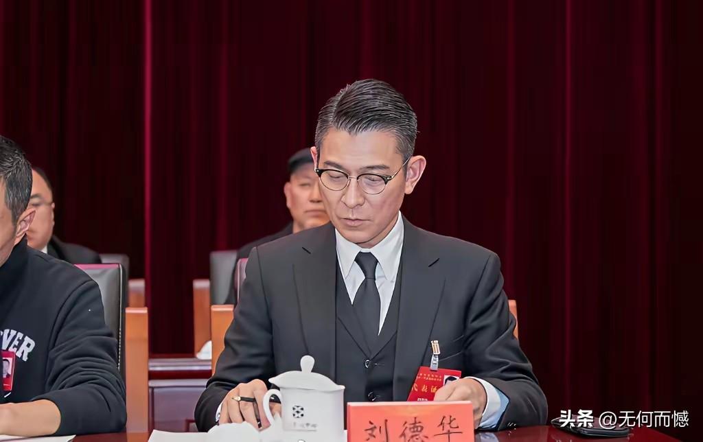 华仔虽然60多岁了，但是不管在什么样的场合，不管坐在什么样的位置，感觉都是非常有
