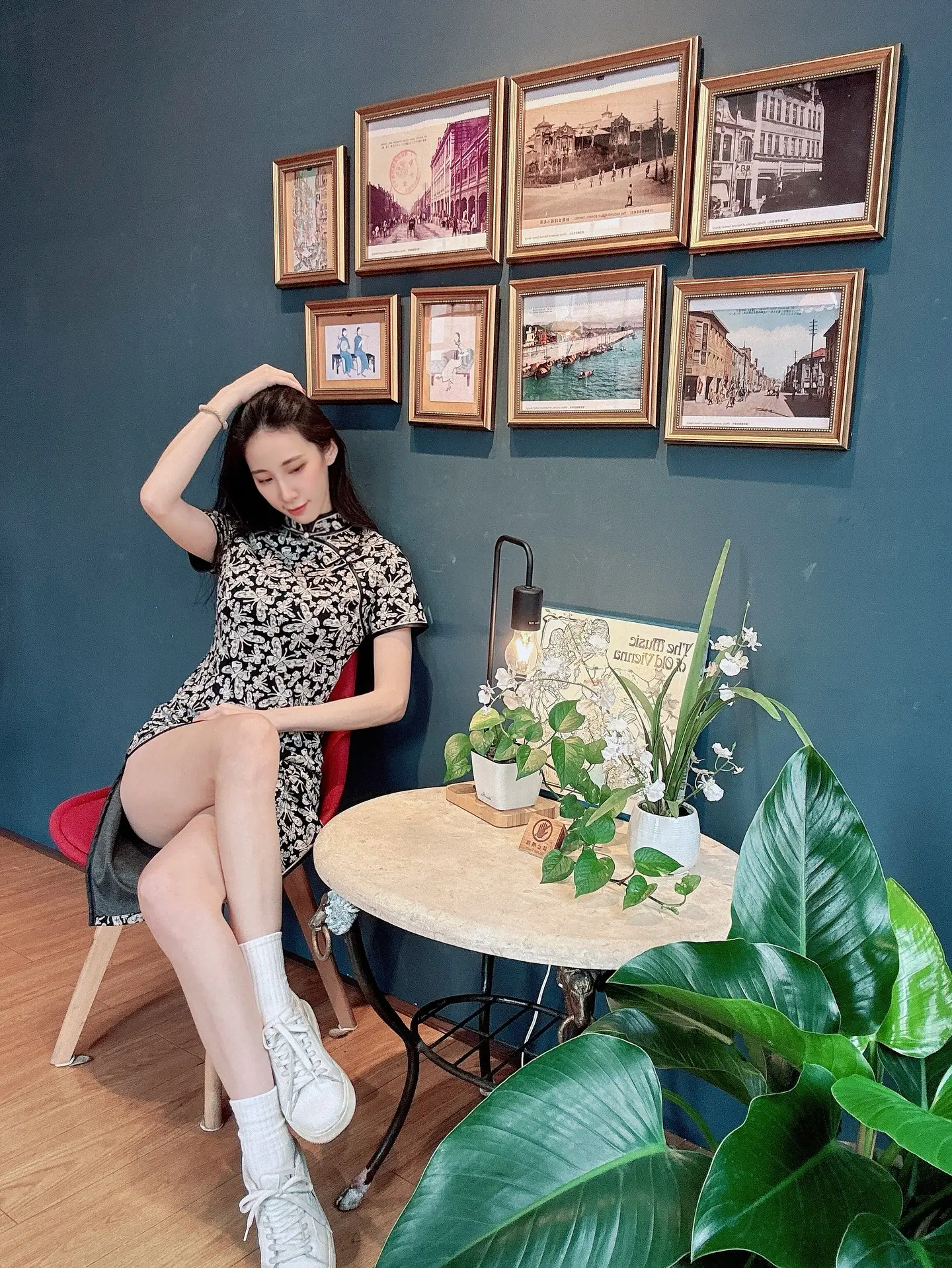 瑶瑶黄乔歆旗袍装。