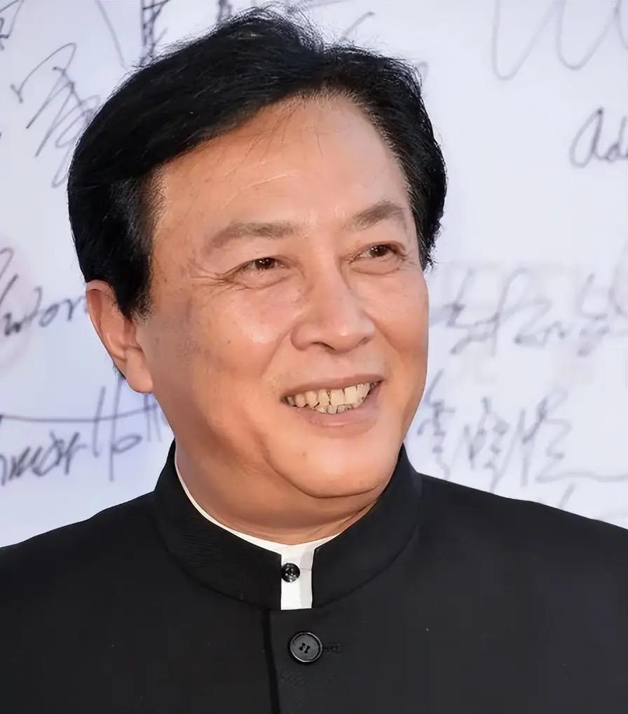 唐国强都73岁，还拼命上综艺赚钱，因为两个儿子都残疾，他担心儿子的婚事。唐国强和