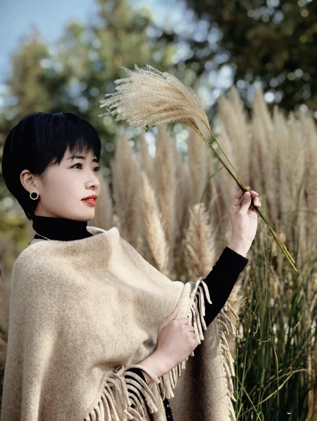 氛围感出片穿搭优雅漫步在绿意盎然的公园，感受自然的宁静与美好。