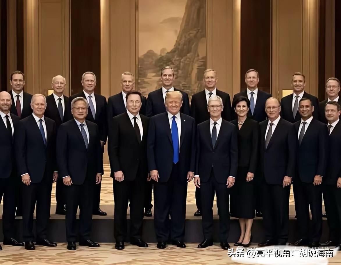此次美国🇺🇸总统访华，他与随行的近30名美国商业大佬一同合影。或许由于镜头范