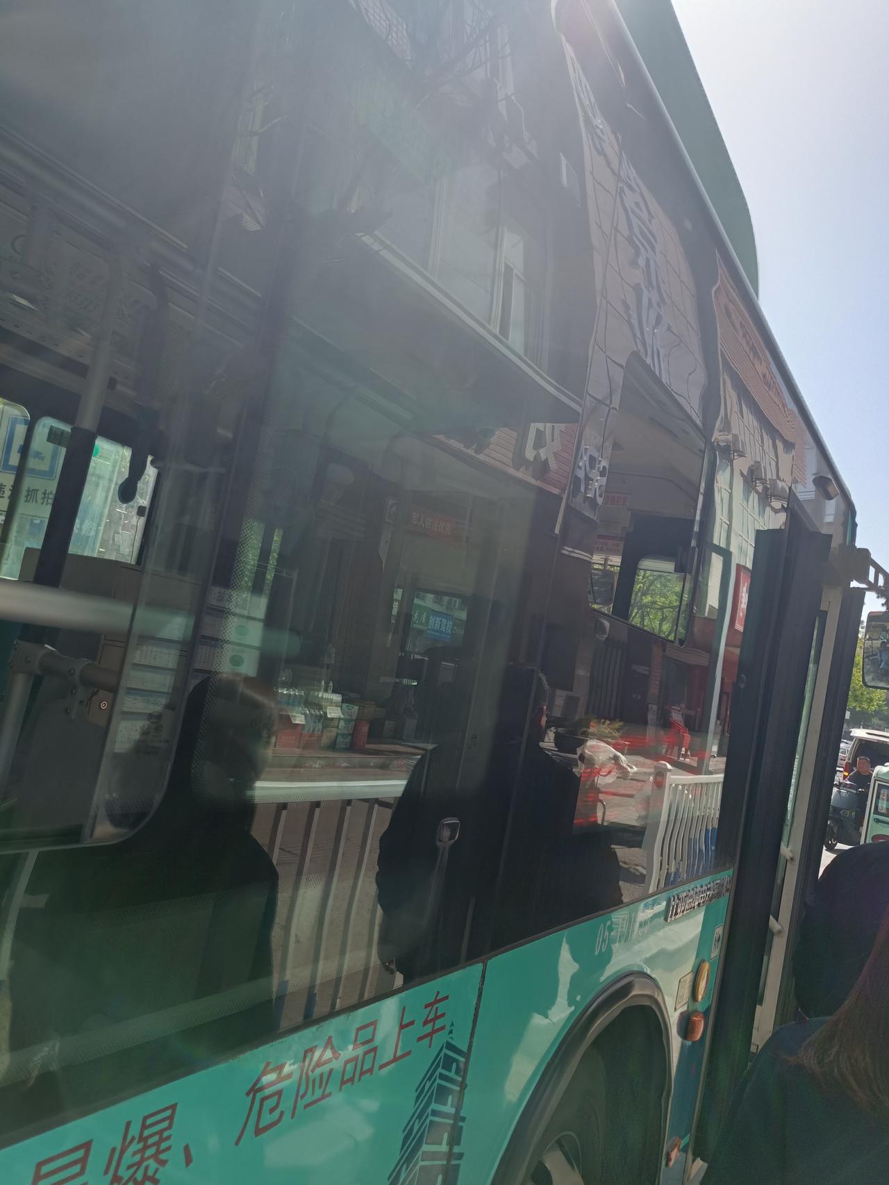 西安260路和215路公交车应该是西安南郊发车频次最快的吧。
好多小伙伴都说，西