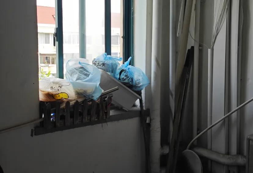 遇到这种没素质的邻居，怎么搞?
邻居吃过的外卖盒不扔，直接放在楼道的窗台上，时间