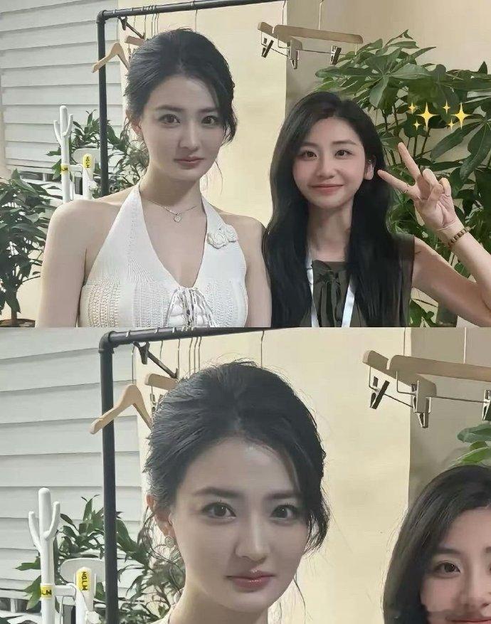 网红与徐璐同框，拍照只P自己却仍不及明星风采，颜值差距立现，自然美果然更胜一筹！